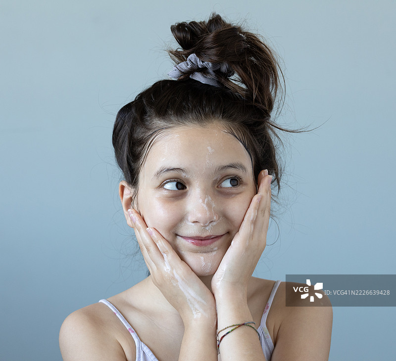 白人女孩用肥皂洗脸图片素材