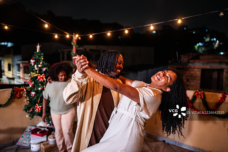 中年夫妇在圣诞夜的房顶上跳舞图片素材
