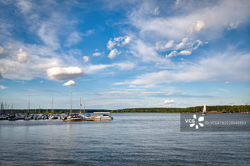 繁忙的码头坐落在宁静的湖面上图片素材
