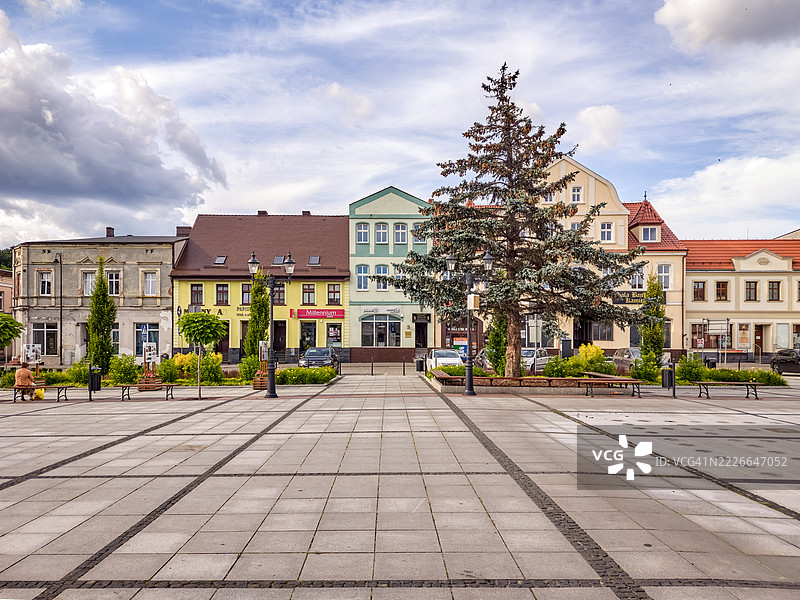 一个有色彩斑斓建筑的市镇广场图片素材