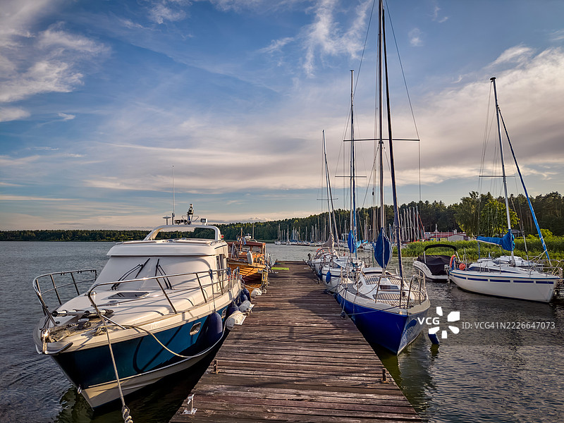 帆船停靠在宁静的码头上图片素材