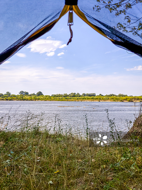 帐篷内宁静的河流景观图片素材