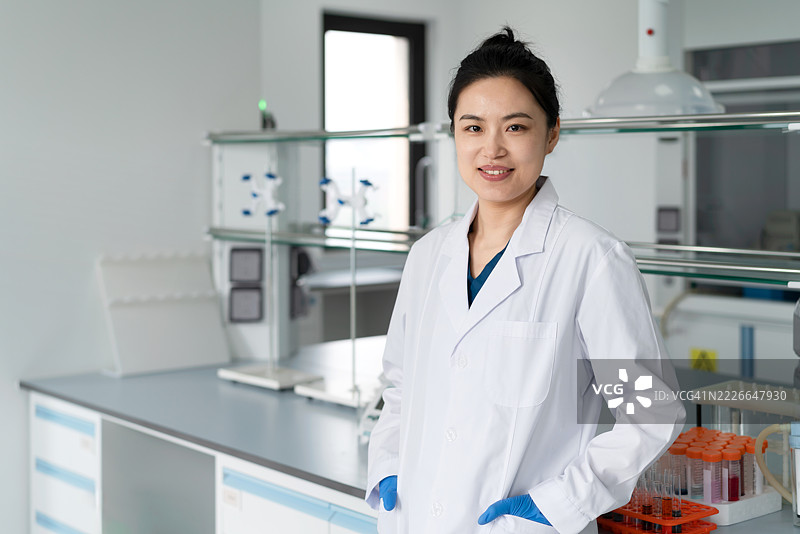 自信的亚洲科学家在实验室里面对镜头。图片素材