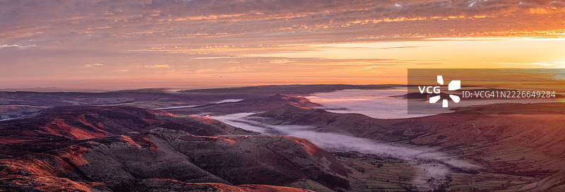 来自Kinder Scout的冬季光线。峰区，英国。图片素材