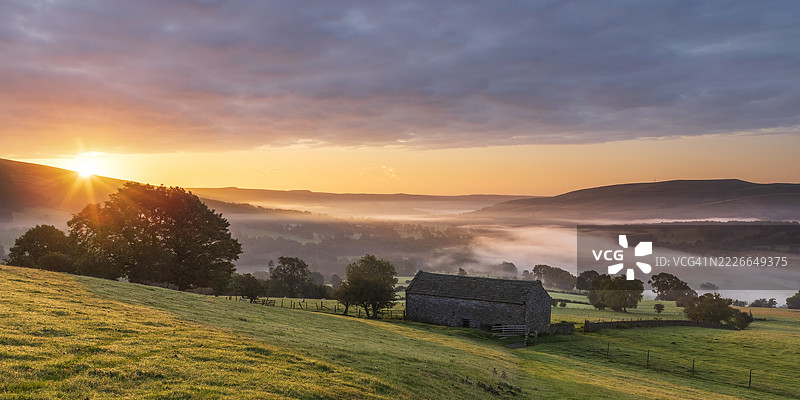 英国峰区洛斯山下坡的树木。图片素材
