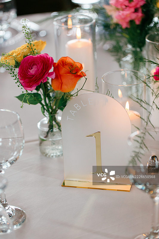 婚礼桌上的花卉布置图片素材