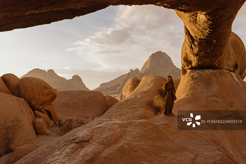 游客在纳米比亚的斯皮茨科普岩石形成区欣赏日落图片素材