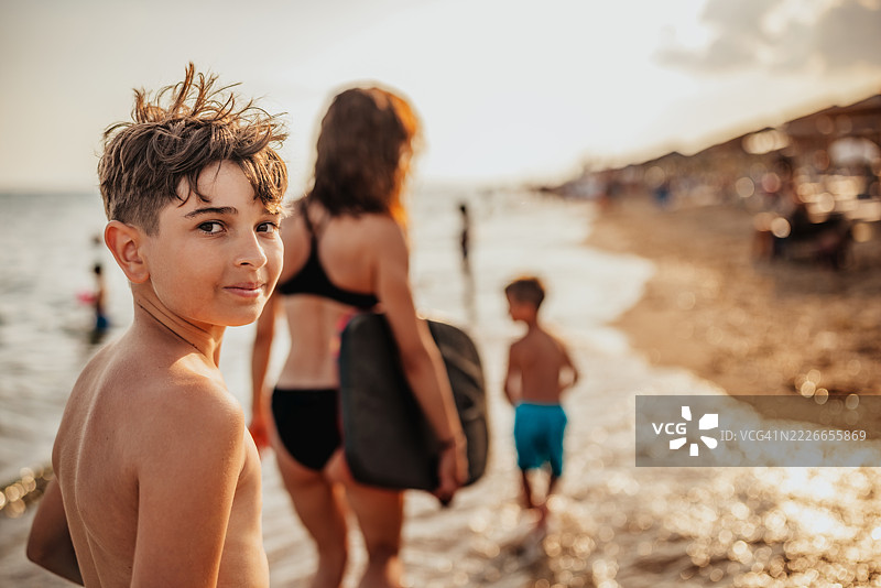 孩子们在夏天与家人和朋友一起在海边享受快乐的海滩日子图片素材