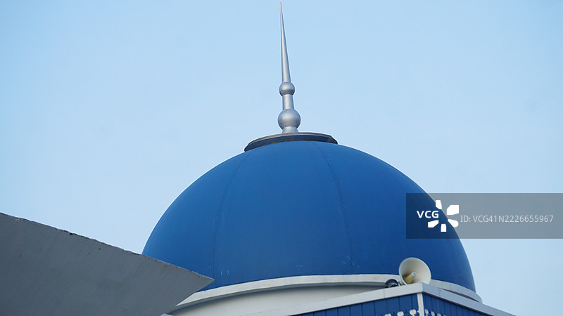 蓝色清真寺的圆顶与蓝天背景图片素材