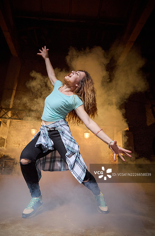 情感丰富的运动型女性克朗普舞者在舞蹈中感动人心图片素材