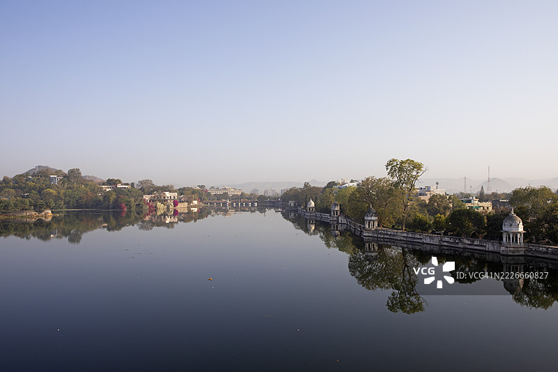 乌代布尔，拉贾斯坦邦，印度的斯瓦罗普萨加尔湖晨光中的景色图片素材
