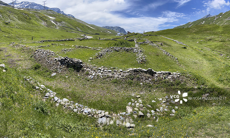 阿尔卑斯山小圣伯纳德山口（Colle del Piccolo San Bernardo）顶部的2000年历史古罗马旅馆Mansio的基础墙遗址，位于意大利奥斯塔谷地区。图片素材