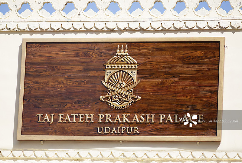 印度拉贾斯坦邦乌代浦城市宫殿法泰赫·普拉卡什宫的盾形纹章图片素材