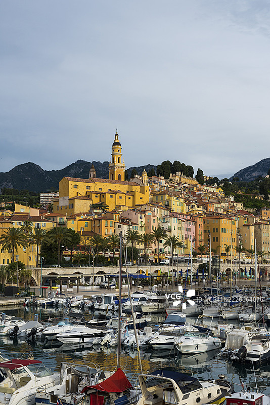 海边色彩斑斓的房屋小镇，日出，门顿，阿尔卑斯-海洋省，普罗旺斯-阿尔卑斯-蓝色海岸，法国里维埃拉，法国南部图片素材