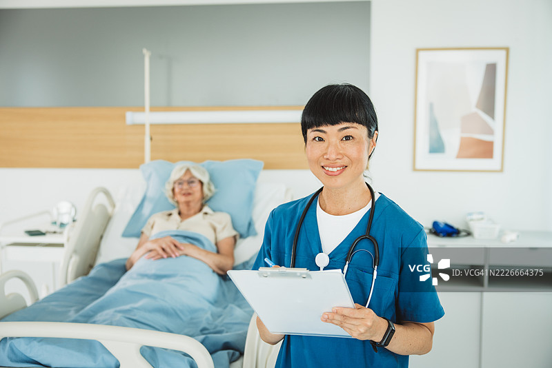 医院病床上的老年女性图片素材