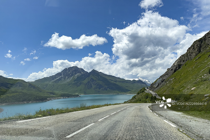 通往阿尔卑斯山口科尔杜蒙塞尼的发达山路，左侧是蒙塞尼湖水库，天空中有高积云，蒙塞尼山脉，格拉伊阿尔卑斯，法国罗纳-阿尔卑斯地区兰斯勒布尔。图片素材