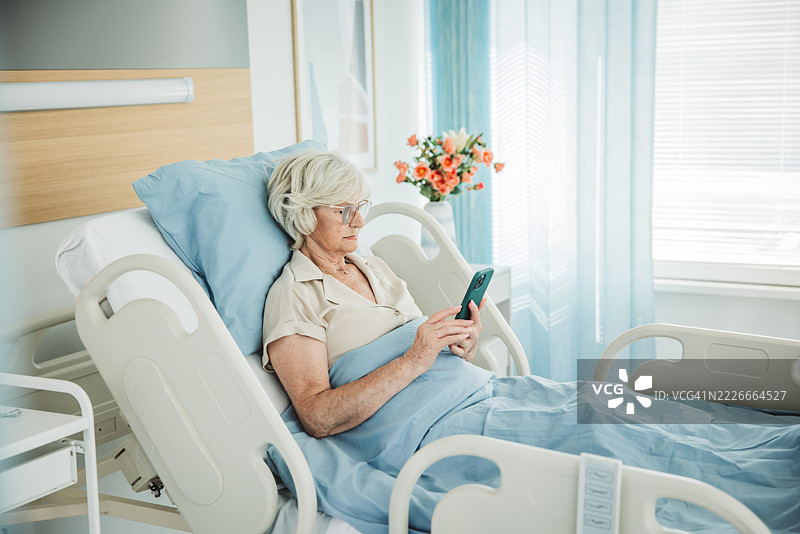 医院病床上的老年女性图片素材