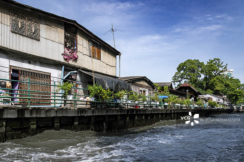 泰国曼谷运河边的公寓图片素材