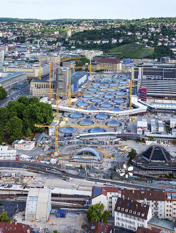 斯图加特中央车站。斯图加特21号工程建设现场，新通道车站正在建设中。27个天窗自然照亮未来的通道车站，是其一个显著特征。右侧是当前的站台。图片素材