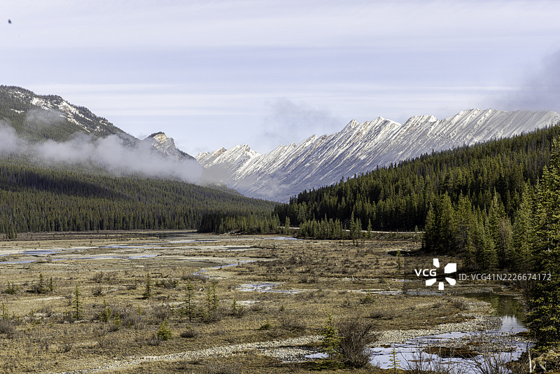 阿萨巴斯卡河与冰原公路相邻，远处是阳光明媚的春日下的沙克尔峰。图片素材