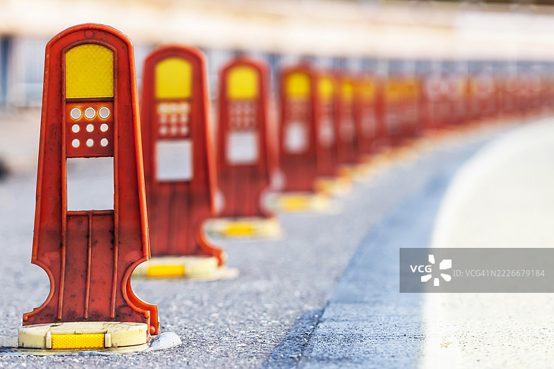 曲线上的道路标线护栏图片素材