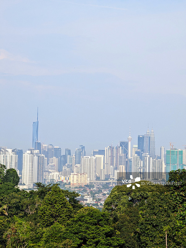 城市中树木与建筑物在天空下，雪兰莪，马来西亚图片素材