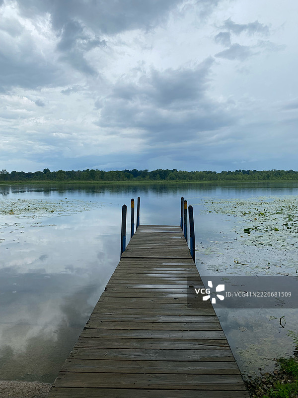 密歇根州伯灵顿的湖泊美景与天空相映图片素材