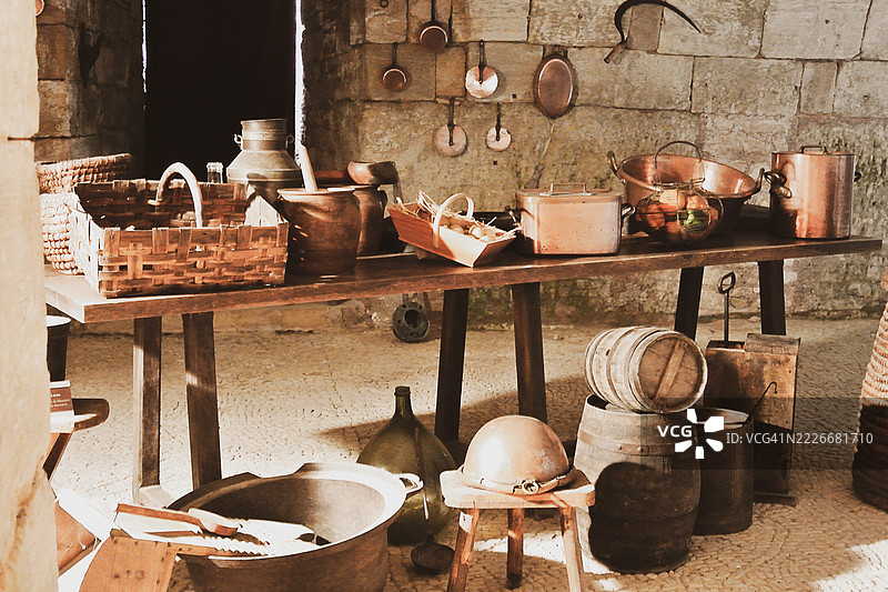 法国霍特福特的架子上的锅特写图片素材