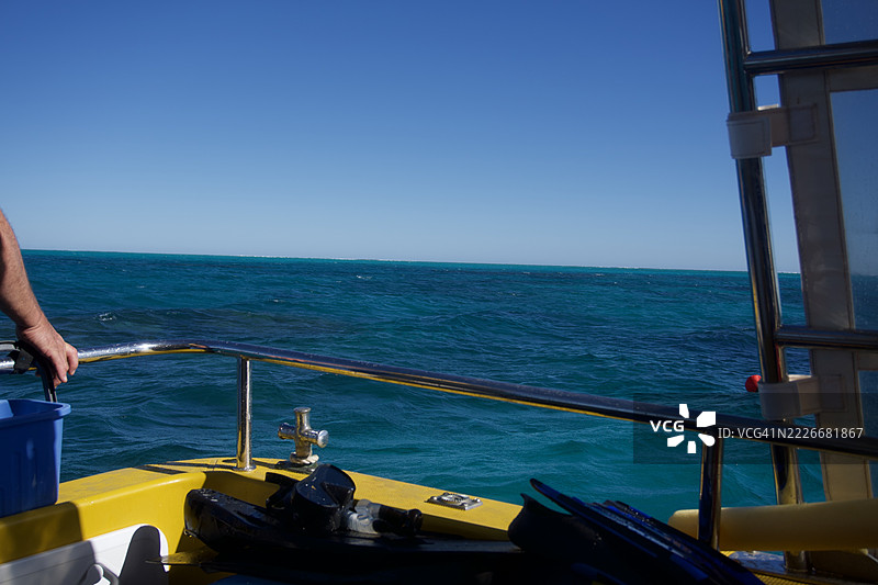 在清澈的天空下，西澳大利亚埃克斯茅斯海域中的船只特写图像图片素材