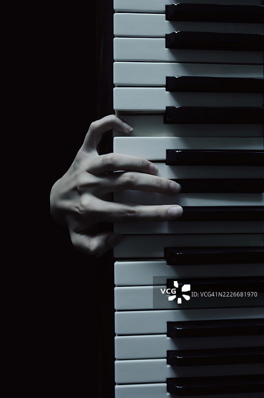 一只手放在钢琴键上，爱沙尼亚图片素材