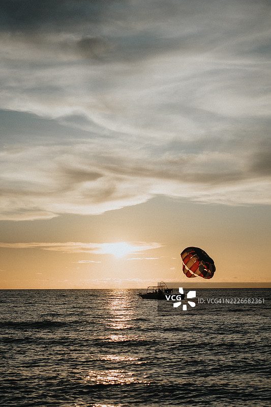 马来西亚槟城日落时分海面与天空的美丽景色图片素材