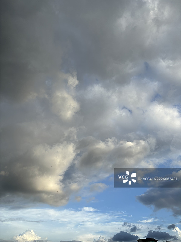 低角度视图的多云天空，孟加拉国图片素材