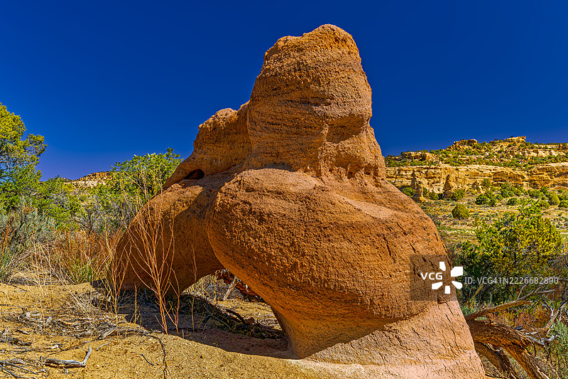 低角度视图的岩石与清澈的蓝天，阿兹特克，新墨西哥州，美国图片素材