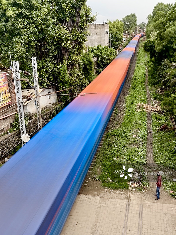 长时间曝光的快速货运列车。图片素材