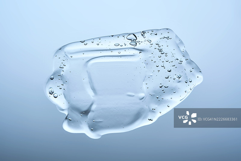 蓝色背景上的气泡化妆凝胶质地图片素材