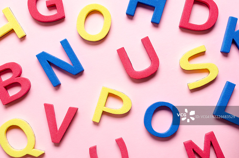 粉色背景上的彩色泡沫字母，阿根廷图片素材