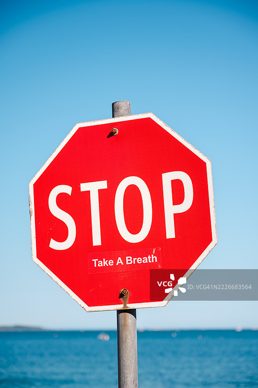 蓝天和海洋下的停车标志图片素材