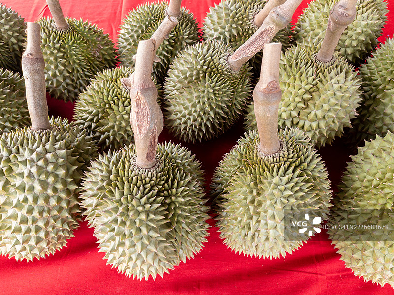 泰国市场上展示的成熟榴莲图片素材