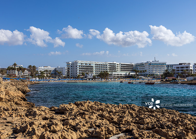海景与建筑在天空下，阿亚纳帕，法马古斯塔，塞浦路斯图片素材