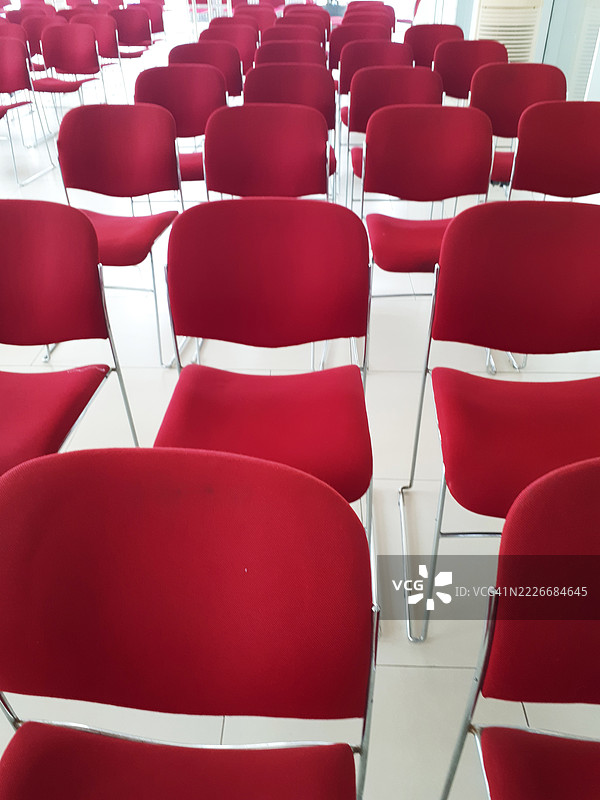 房间里空荡荡的红色椅子排成行图片素材