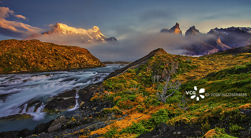 智利托雷斯德尔潘恩国家公园的萨尔托格兰德瀑布日出图片素材