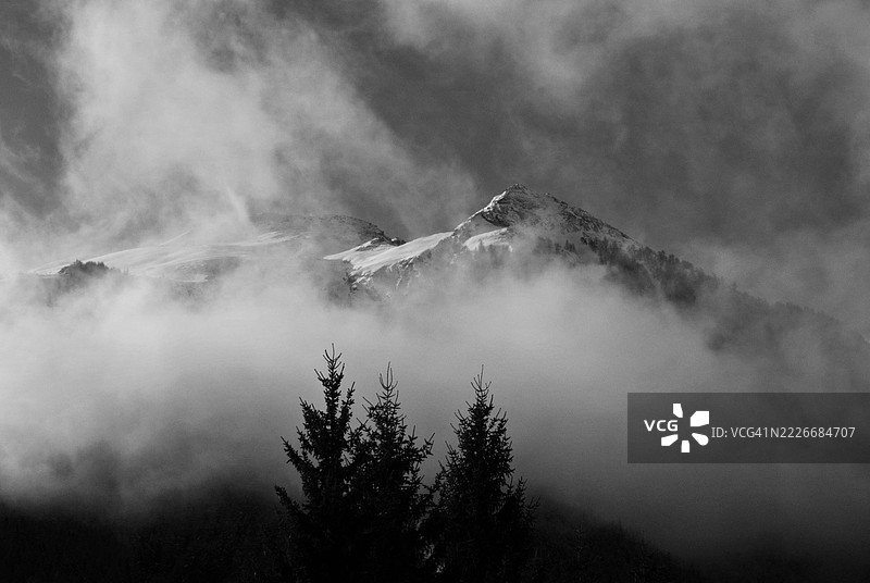 意大利的黑白雾霭山峰图片素材