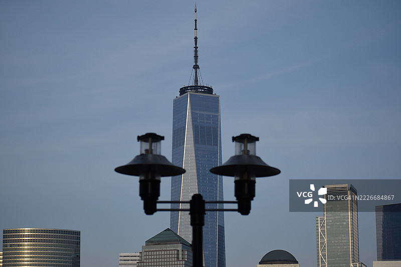 世贸中心一号和城市风景，街灯，纽约，美国图片素材