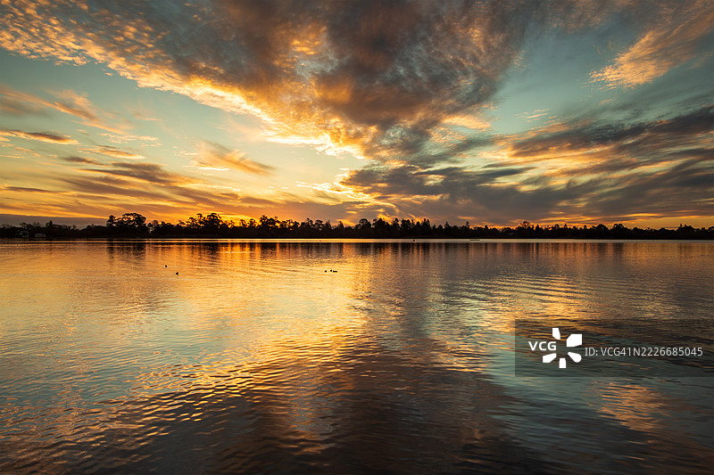 湖泊与橙色天空的美丽景色，巴拉瑞特，维多利亚州，澳大利亚图片素材