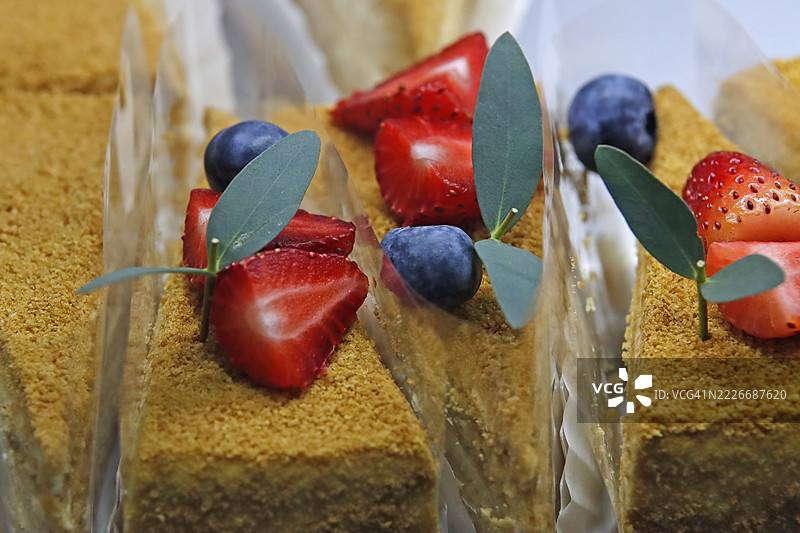 草莓奶酪蛋糕切片。精致的甜点展示图片素材