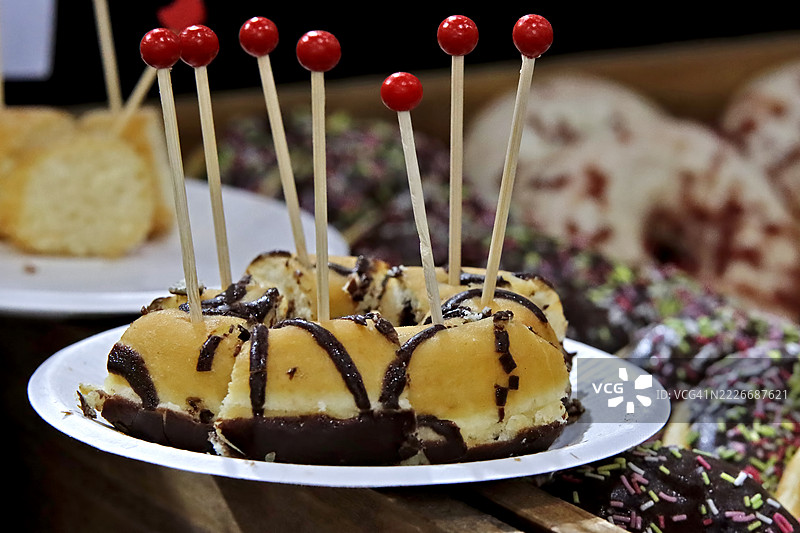 美味迷你甜甜圈。不可抗拒的甜点组合图片素材