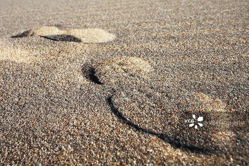 沙滩上的鞋印图片素材