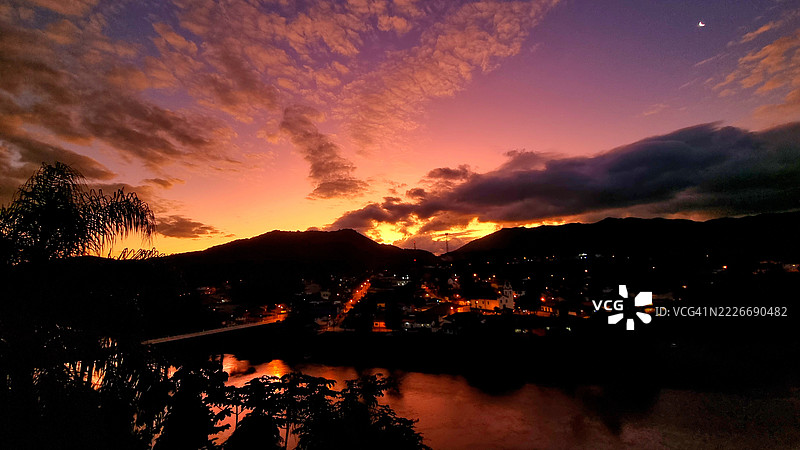 城市的日落时分，天空色彩斑斓。图片素材