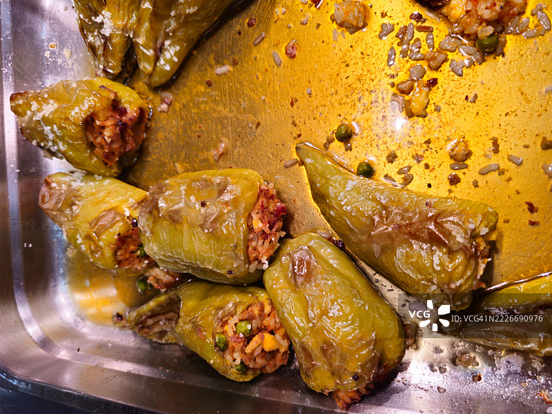 肉和蔬菜填充的辣椒。图片素材