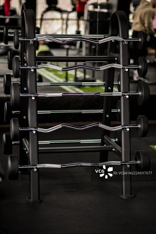 健身房架子上的EZ卷曲杠铃图片素材